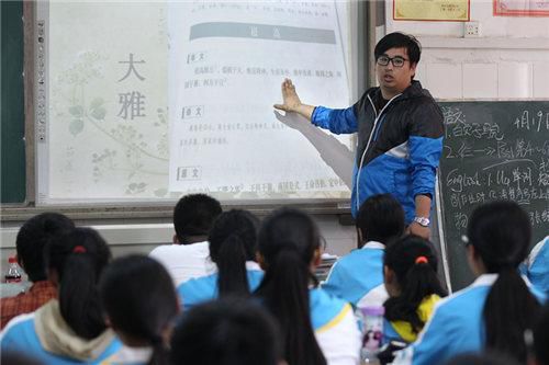 郑州一体育老师＂跨界＂教古文 圈了不少学生粉